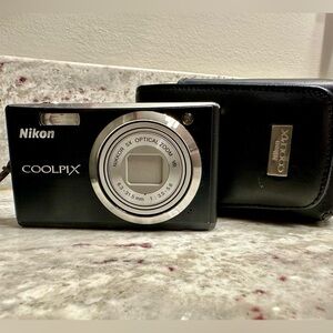 Nikon Coolpix S560 digital camera